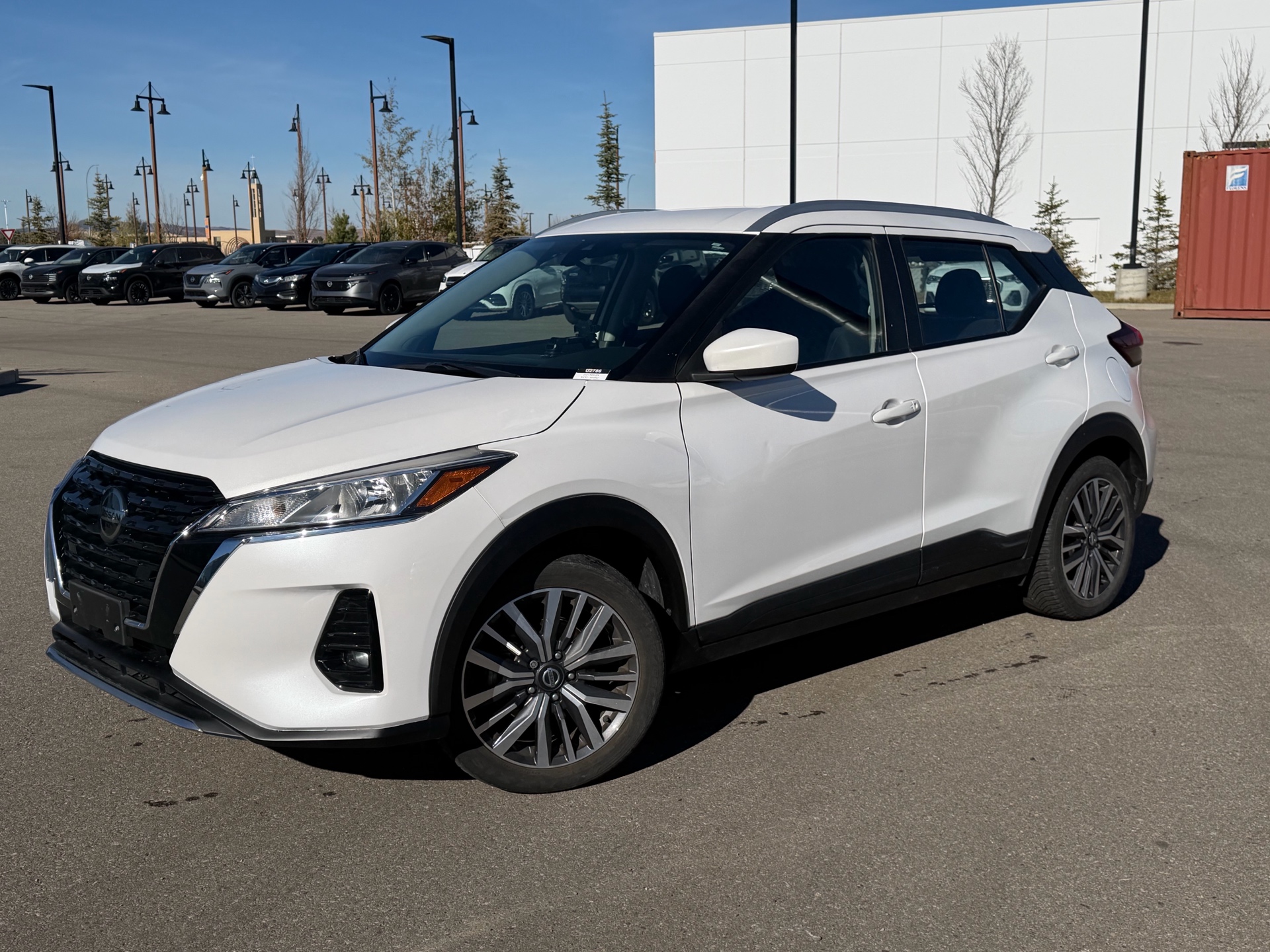 Aspen White Tricoat/Super Black 2021 Nissan Kicks SUV / Crossover Front-Wheel Drive Continuously Variable Transmission