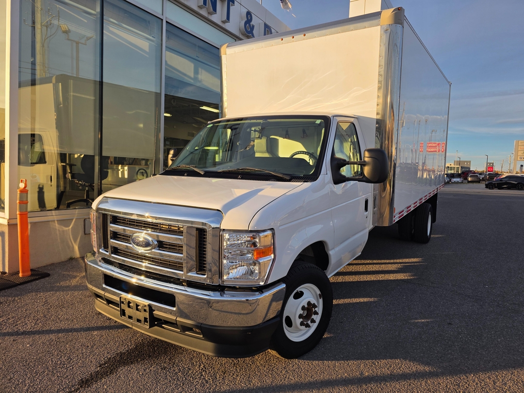 Oxford White 2024 Ford E-Series Chassis Pickup Truck Rear-Wheel Drive 6-Speed Automatic Overdrive