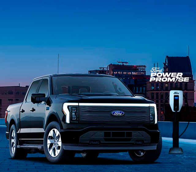 Deux Ford Bronco, traversant un terrain rocheux, mettant en avant leurs performances tout-terrain