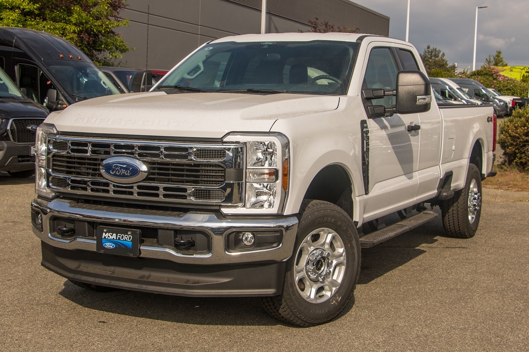 Oxford White 2026 Ford F-350 Super Duty Pickup Truck Four-Wheel Drive Automatic