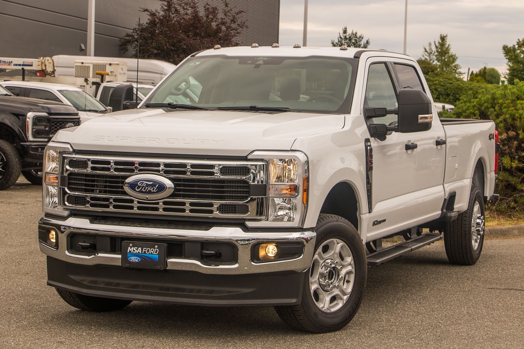 Oxford White 2026 Ford F-350 Super Duty Pickup Truck Four-Wheel Drive Automatic
