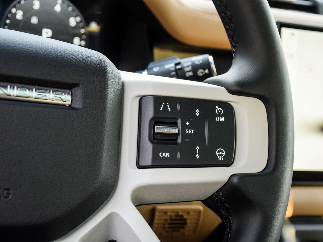 2025 Land Rover Defender 110 P400 X-Dynamic SE, Toronto, Cash