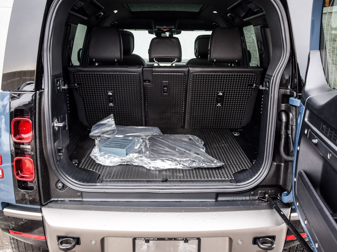 2025 Land Rover Defender 110 P400 X-Dynamic SE, Toronto, Cash