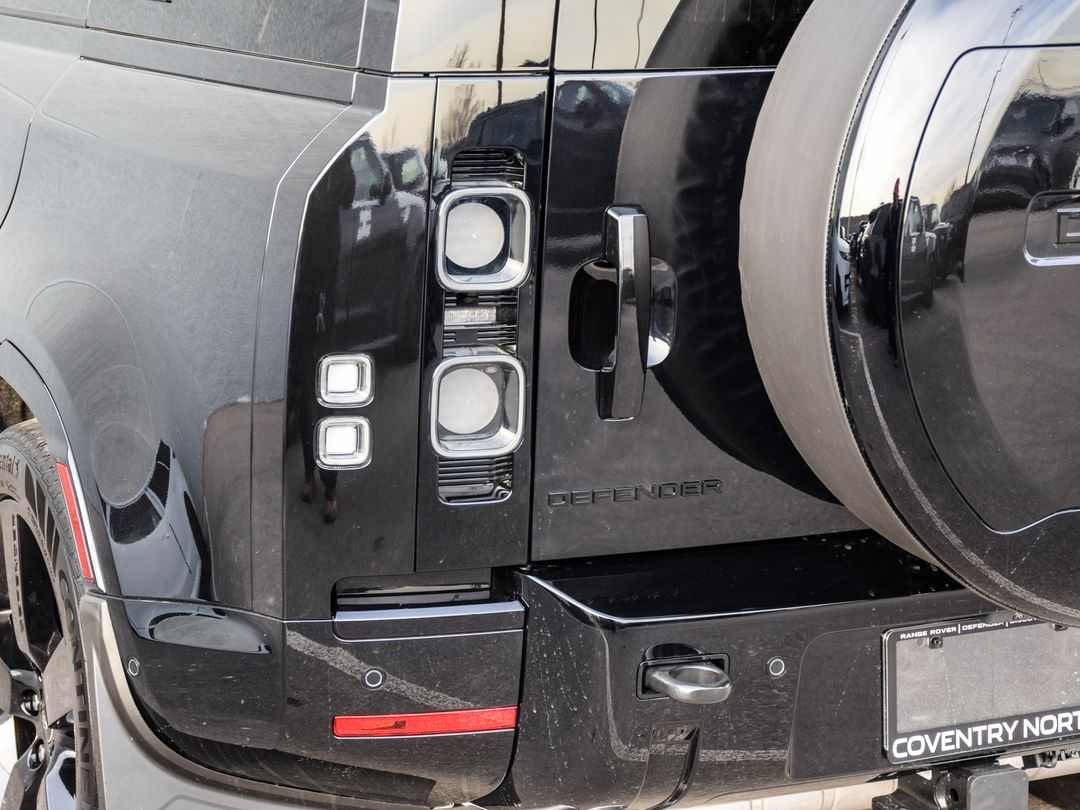 2025 Land Rover Defender 110 P525 V8, Toronto, Cash