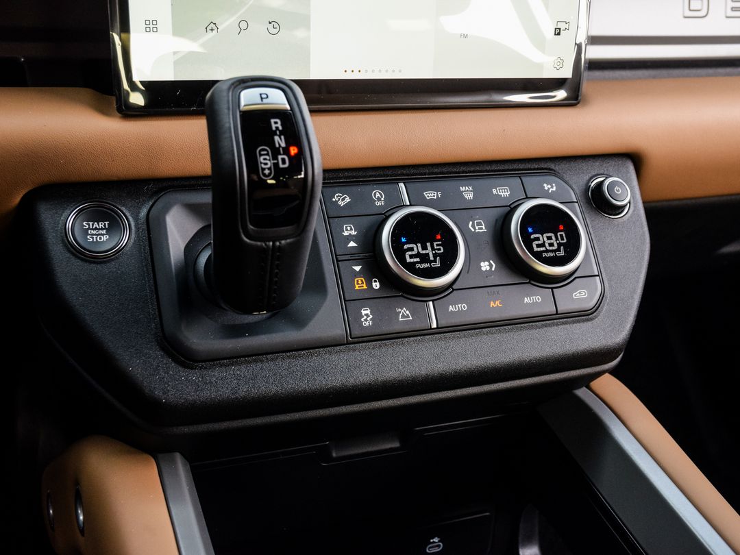 2025 Land Rover Defender 110 P525 V8, Toronto, Cash