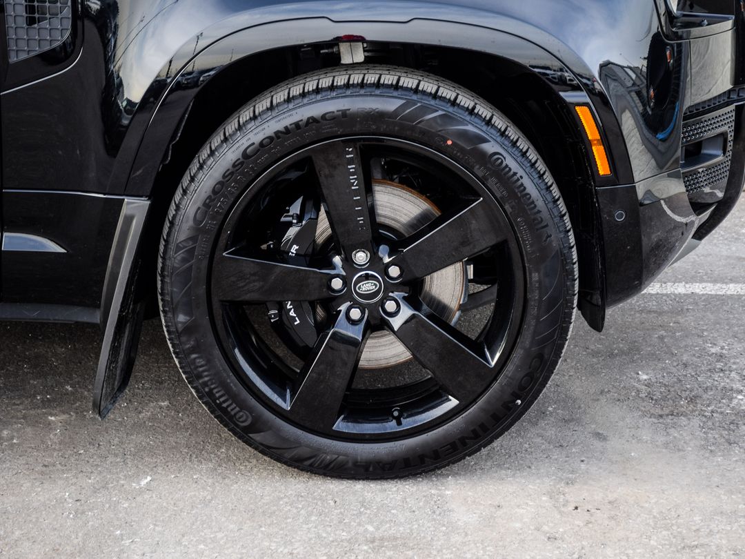 2025 Land Rover Defender 110 P525 V8, Toronto, Cash