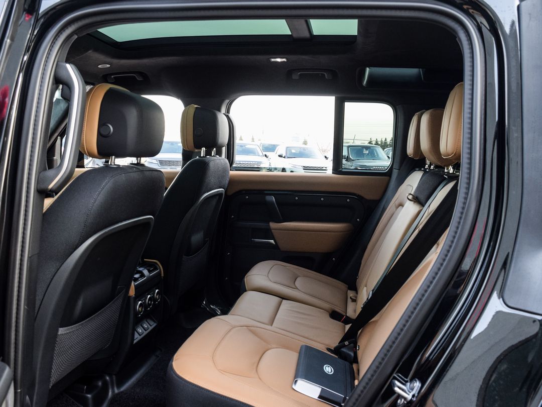 2025 Land Rover Defender 110 P525 V8, Toronto, Cash