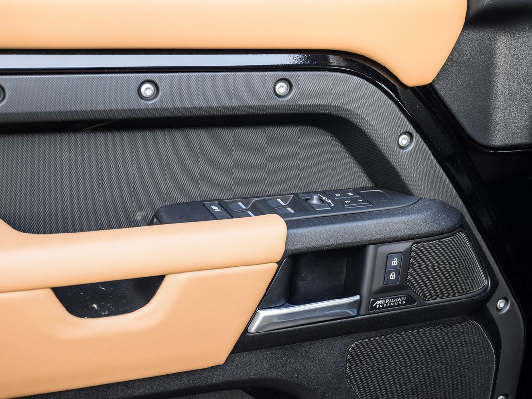 2025 Land Rover Defender 110 P525 V8, Toronto, Cash