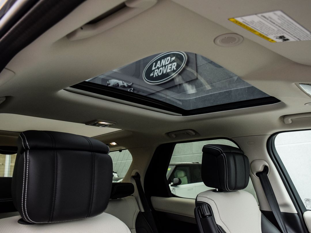 2025 Land Rover Discovery P300 Dynamic SE, Toronto, Cash