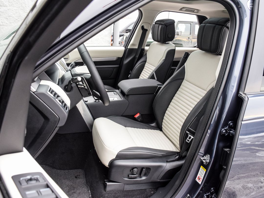 2025 Land Rover Discovery P300 Dynamic SE, Toronto, Cash