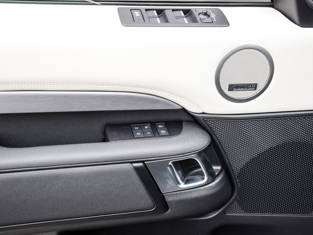 2025 Land Rover Discovery P300 Dynamic SE, Toronto, Cash