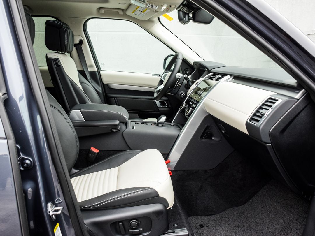 2025 Land Rover Discovery P300 Dynamic SE, Toronto, Cash