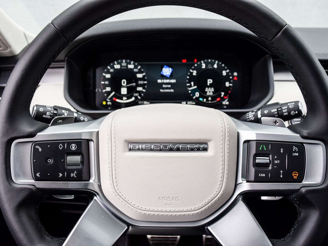 2025 Land Rover Discovery P300 Dynamic SE, Toronto, Cash