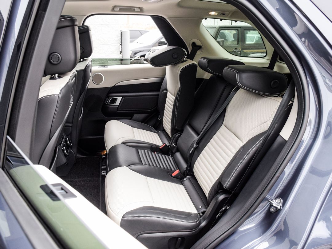 2025 Land Rover Discovery P300 Dynamic SE, Toronto, Cash