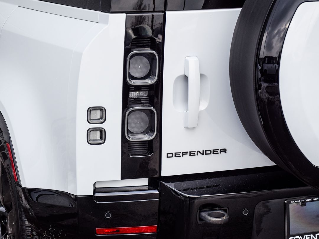 2023 Land Rover Defender 110 V8, Toronto, Cash