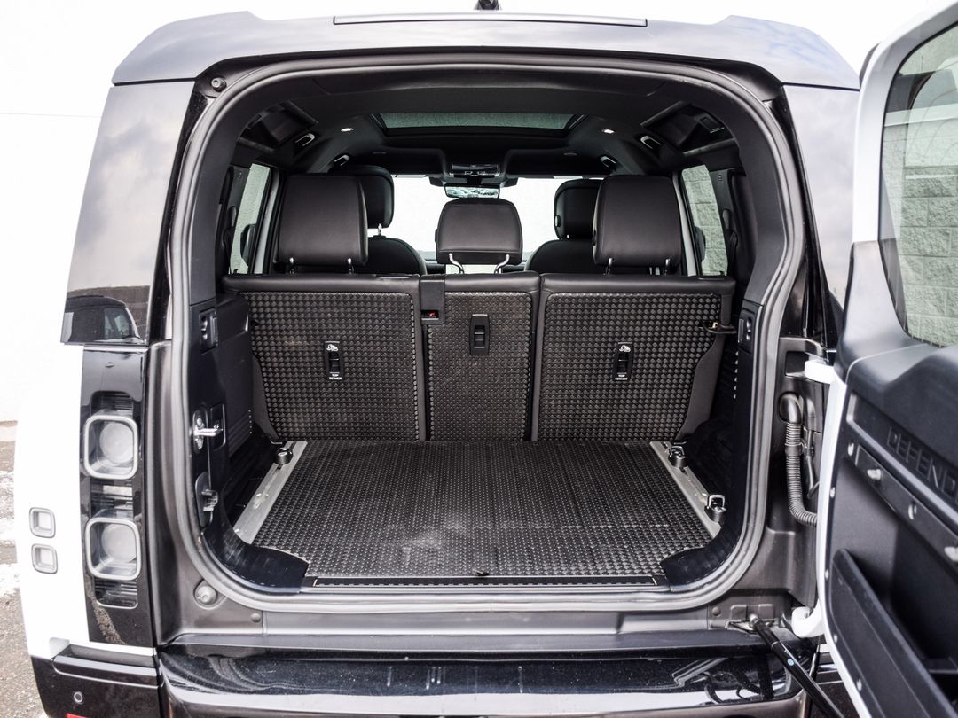 2023 Land Rover Defender 110 V8, Toronto, Cash