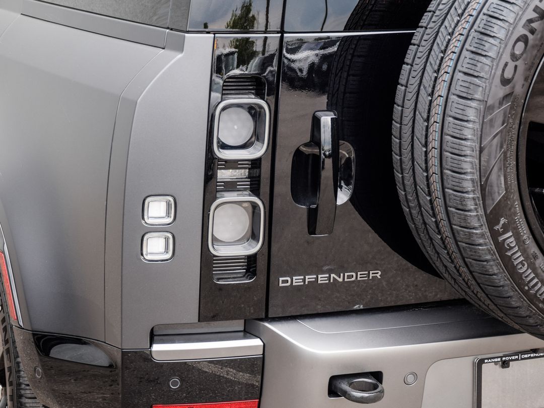 2025 Land Rover Defender 110 P525 V8, Toronto, Cash