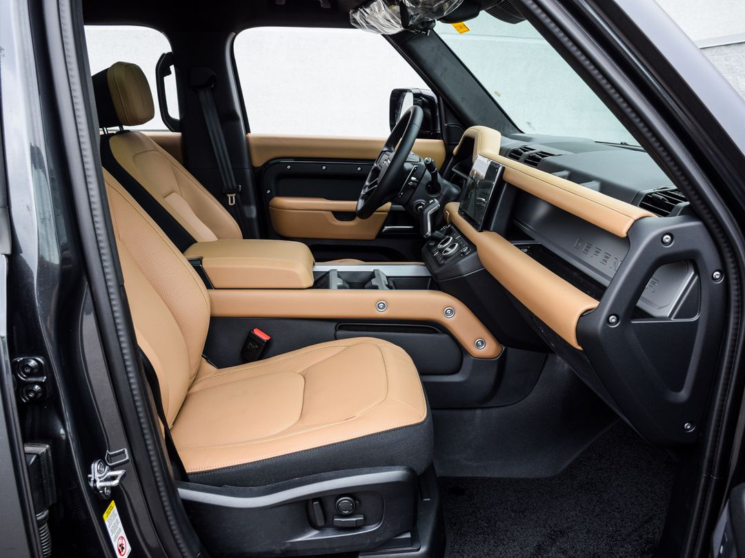 2025 Land Rover Defender 110 P525 V8, Toronto, Cash