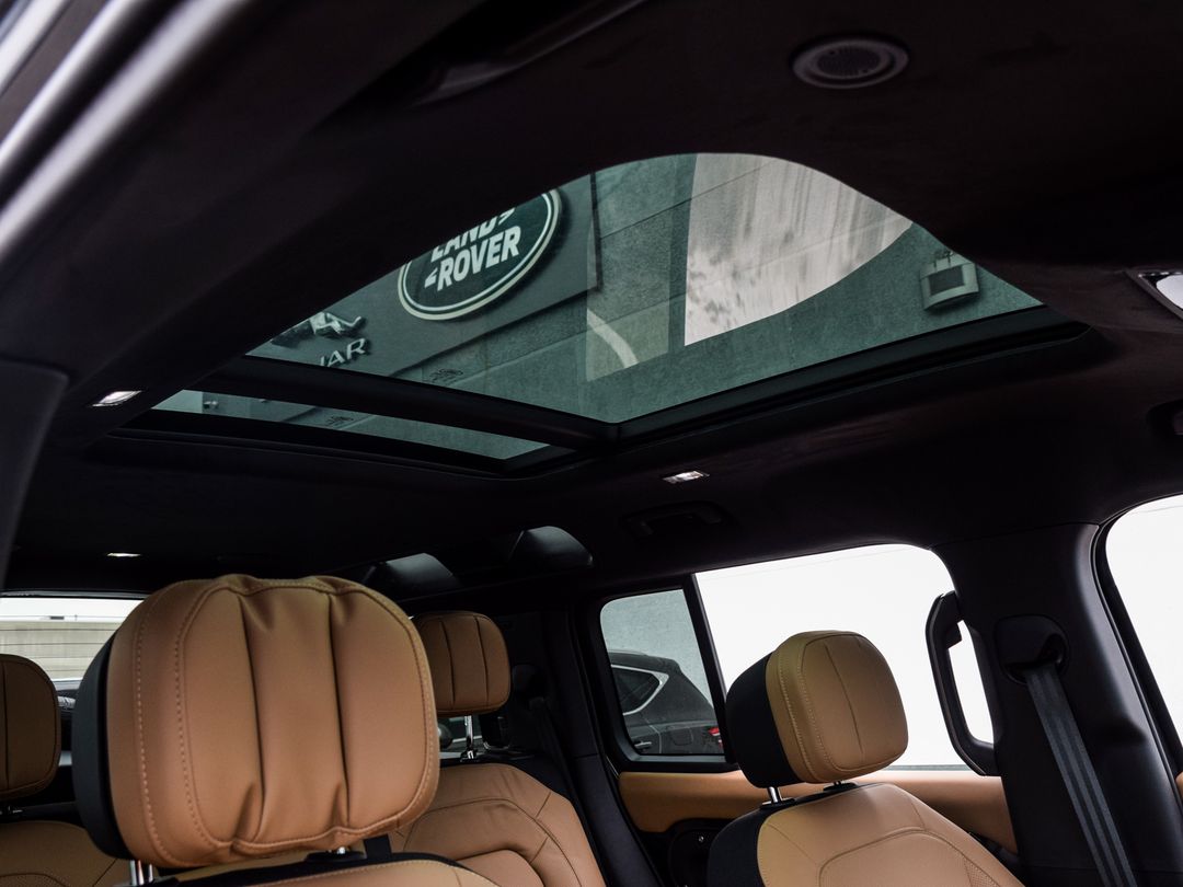 2025 Land Rover Defender 110 P525 V8, Toronto, Cash