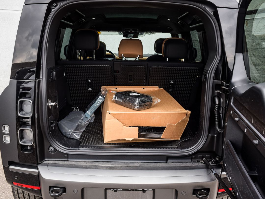 2025 Land Rover Defender 110 P525 V8, Toronto, Cash