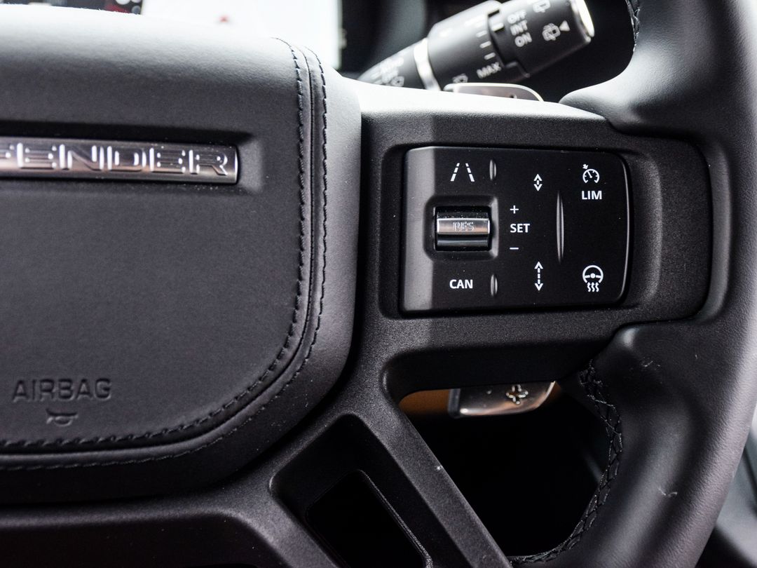 2025 Land Rover Defender 110 P525 V8, Toronto, Cash
