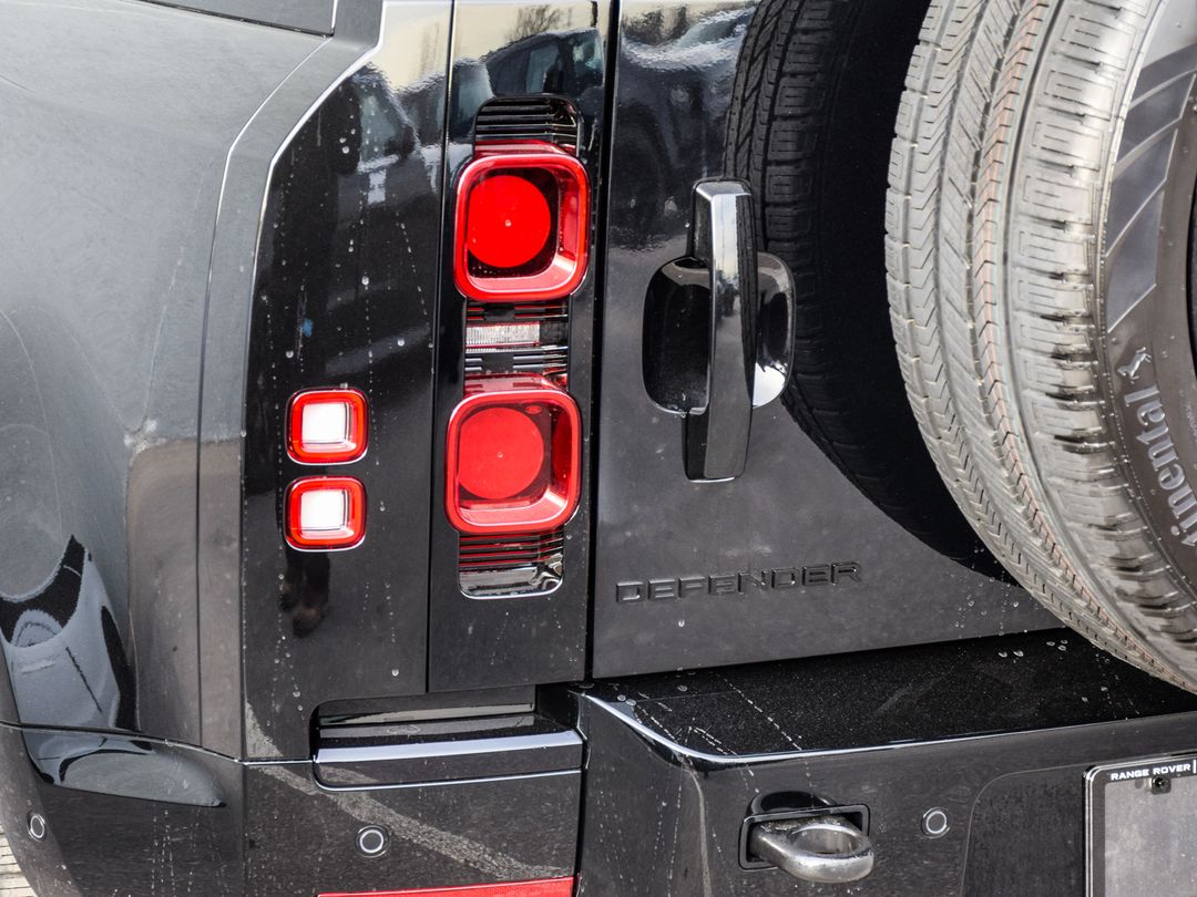 2025 Land Rover Defender 110 P400 X-Dynamic SE, Toronto, Cash