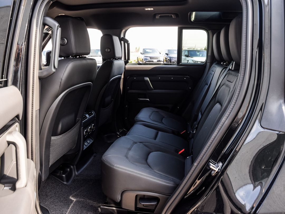 2025 Land Rover Defender 110 P400 X-Dynamic SE, Toronto, Cash