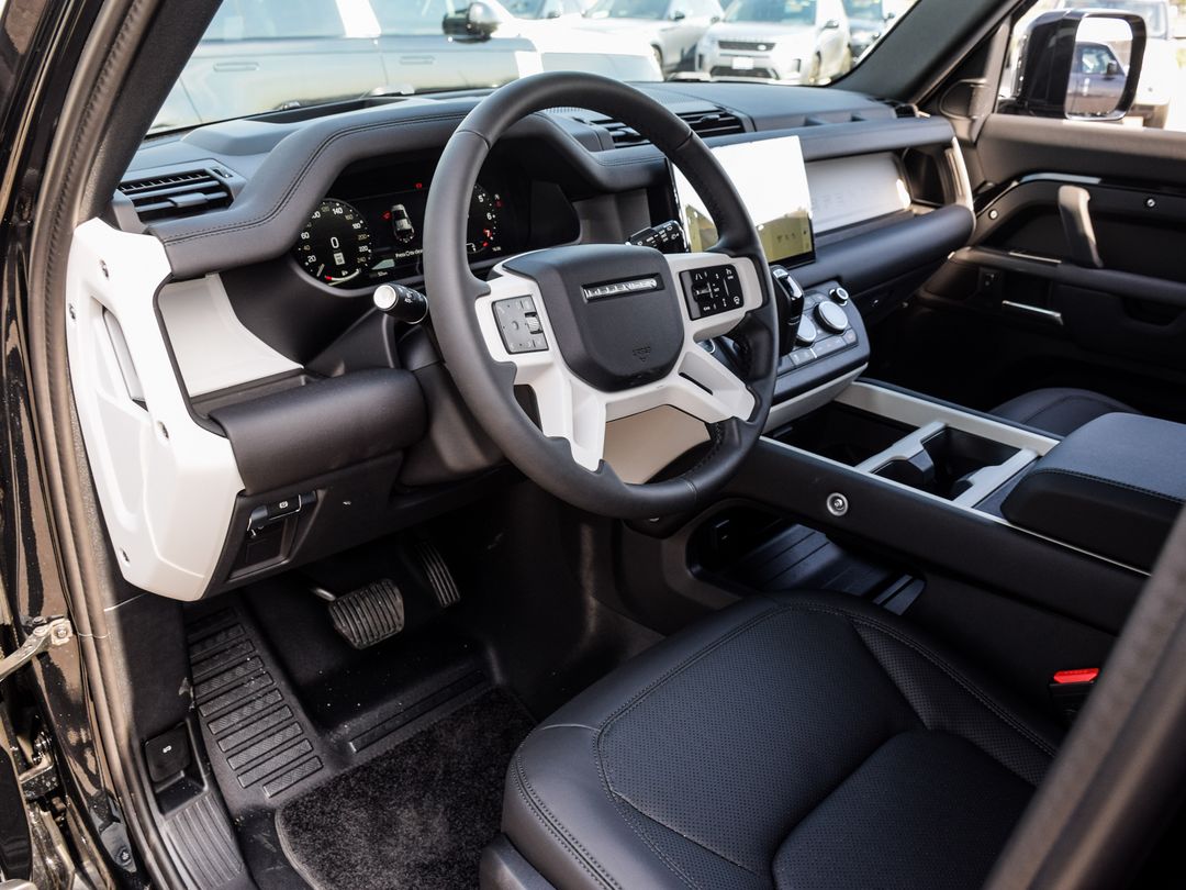 2025 Land Rover Defender 110 P400 X-Dynamic SE, Toronto, Cash