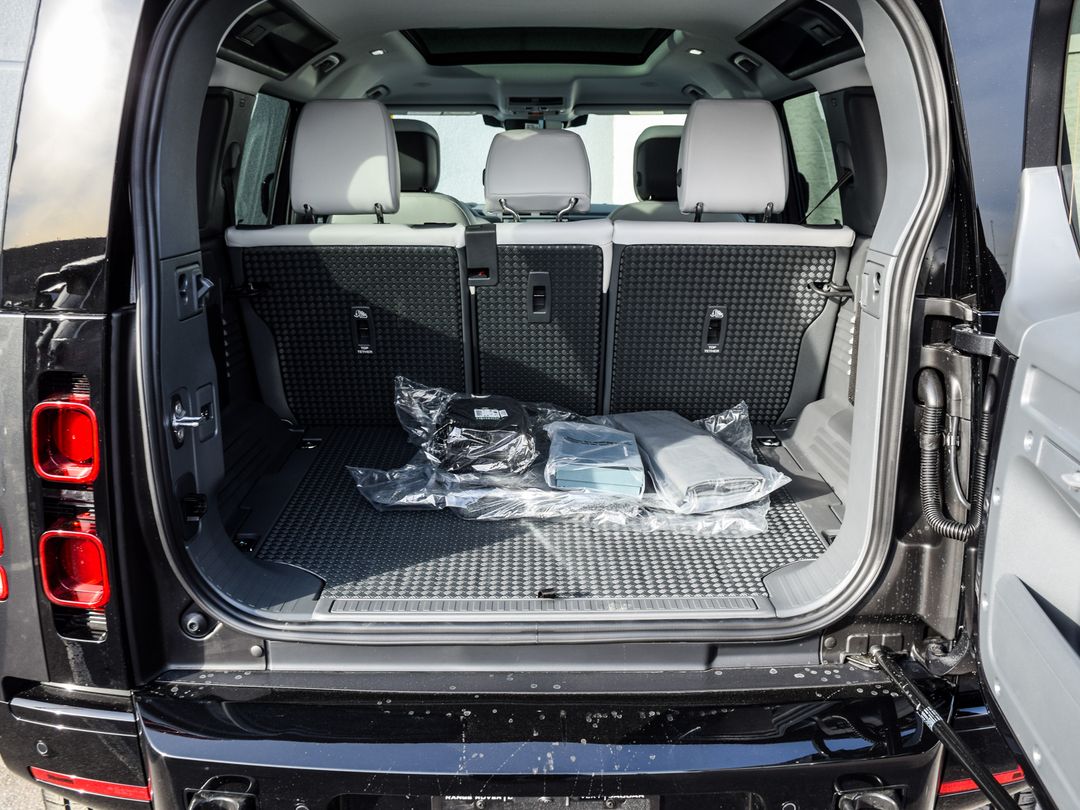 2025 Land Rover Defender 110 P400 X-Dynamic SE, Toronto, Cash
