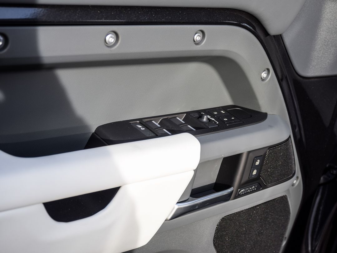 2025 Land Rover Defender 110 P400 X-Dynamic SE, Toronto, Cash