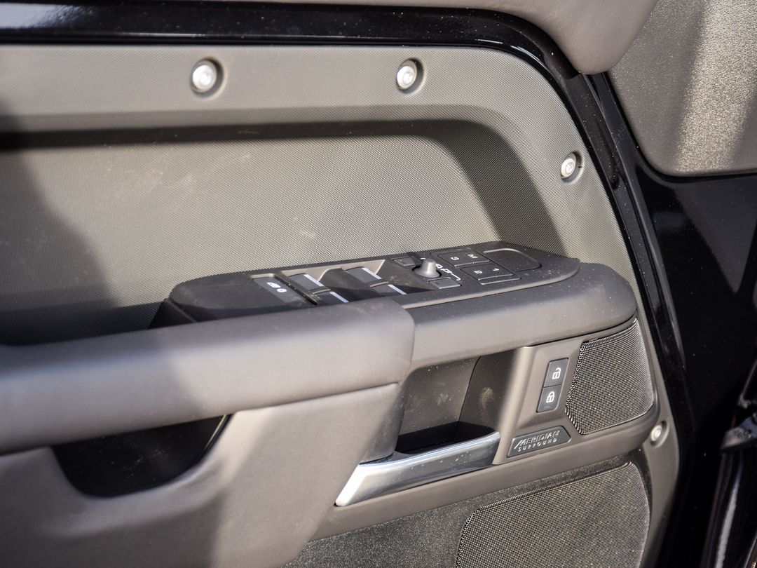 2025 Land Rover Defender 110 P400 X-Dynamic SE, Toronto, Cash