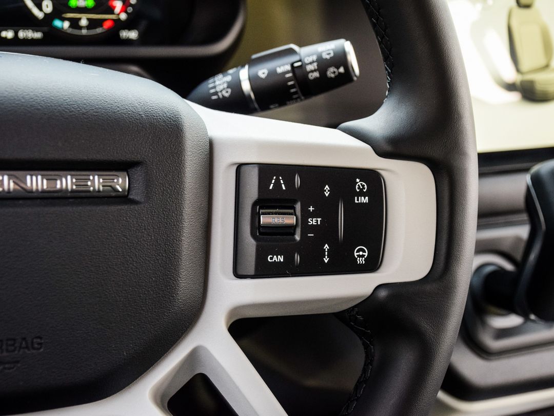 2025 Land Rover Defender 110 P400 X-Dynamic SE, Toronto, Cash