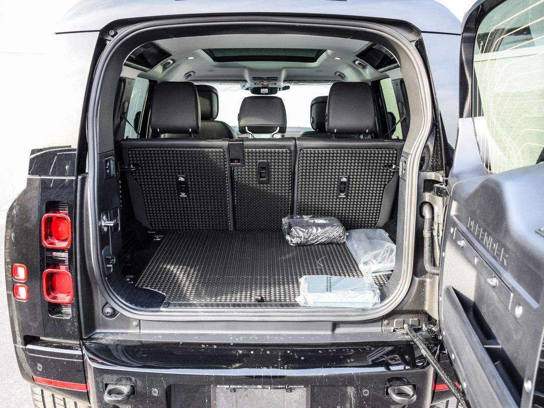 2025 Land Rover Defender 110 P400 X-Dynamic SE, Toronto, Cash