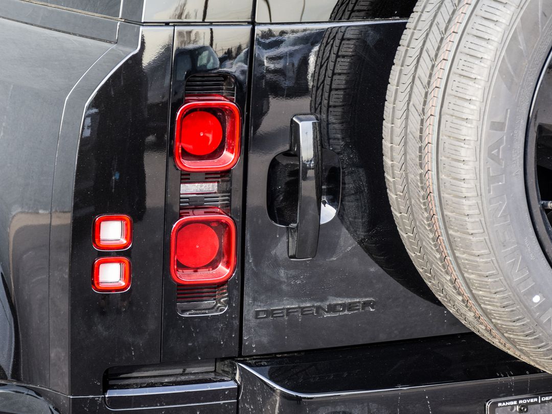 2025 Land Rover Defender 110 P400 X-Dynamic SE, Toronto, Cash