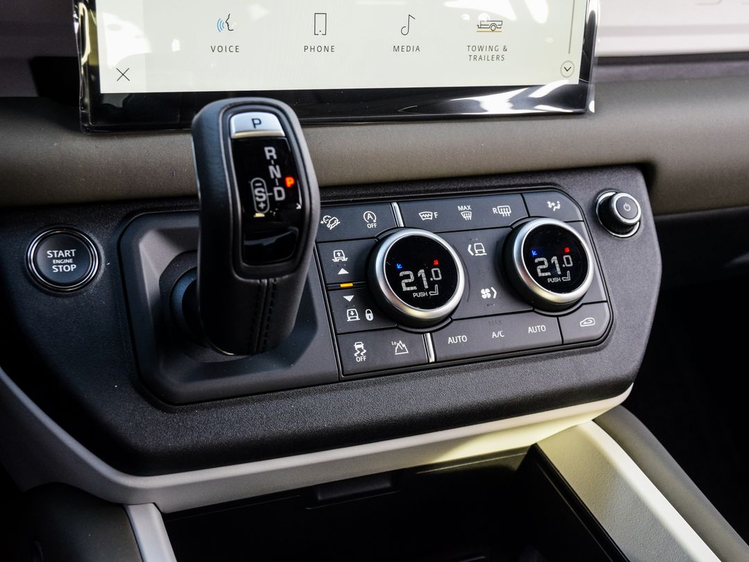 2025 Land Rover Defender 110 P400 X-Dynamic SE, Toronto, Cash