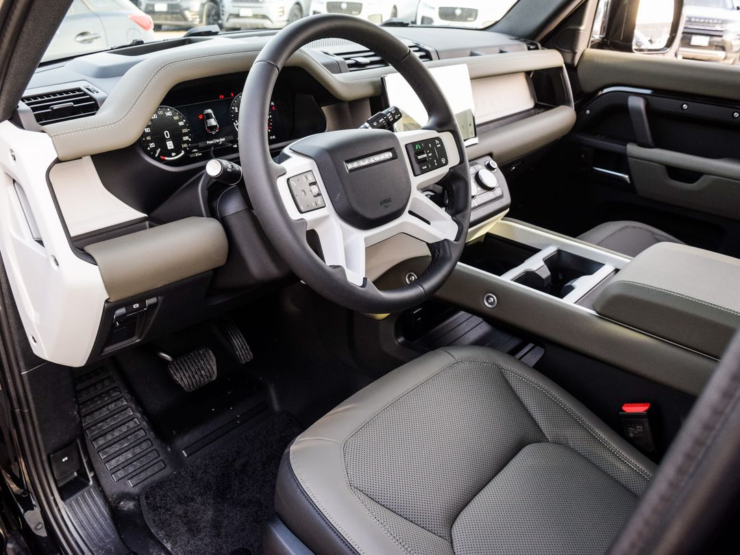 2025 Land Rover Defender 110 P400 X-Dynamic SE, Toronto, Cash