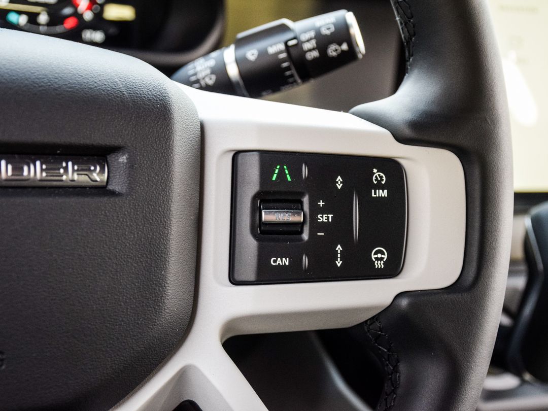 2025 Land Rover Defender 110 P400 X-Dynamic SE, Toronto, Cash