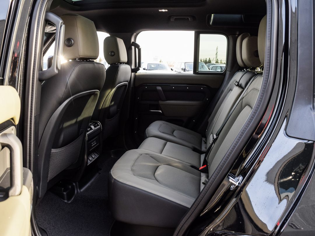2025 Land Rover Defender 110 P400 X-Dynamic SE, Toronto, Cash