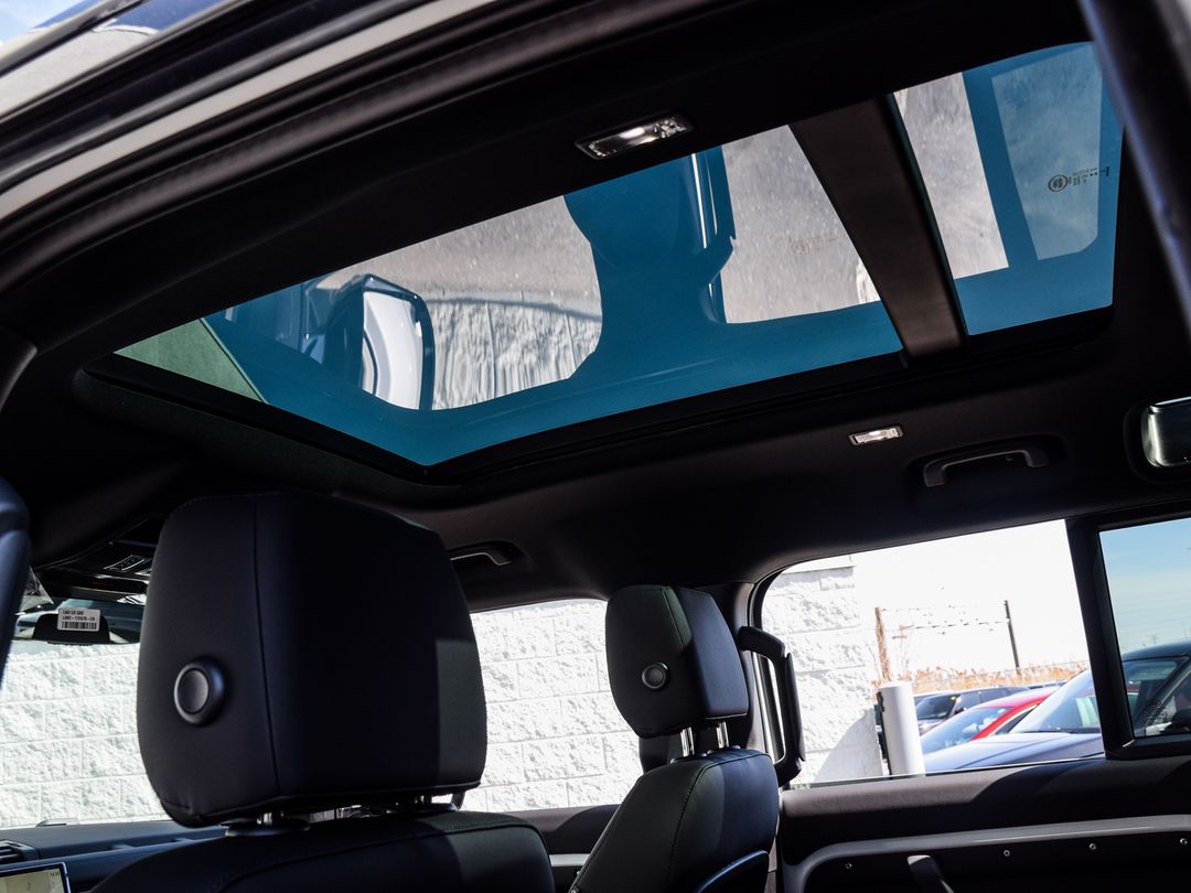 2025 Land Rover Defender 110 P400 X-Dynamic SE, Toronto, Cash