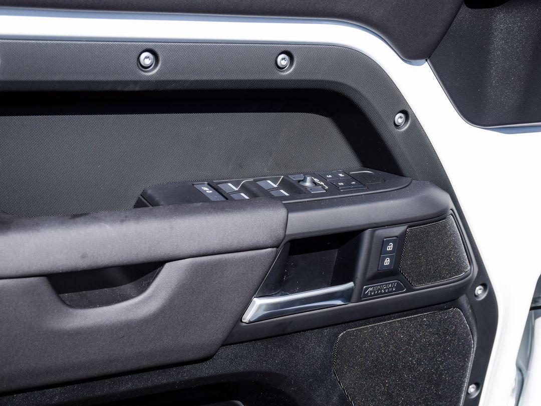 2025 Land Rover Defender 110 P400 X-Dynamic SE, Toronto, Cash