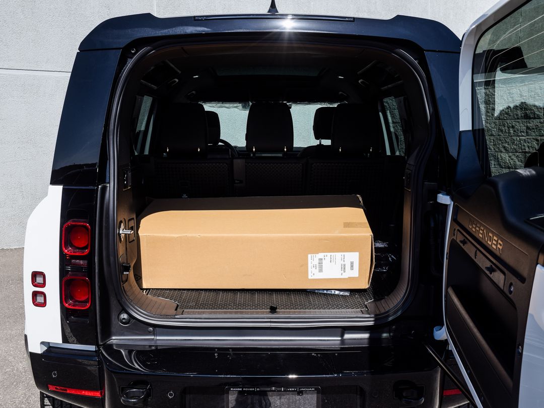 2025 Land Rover Defender 110 P400 X-Dynamic SE, Toronto, Cash