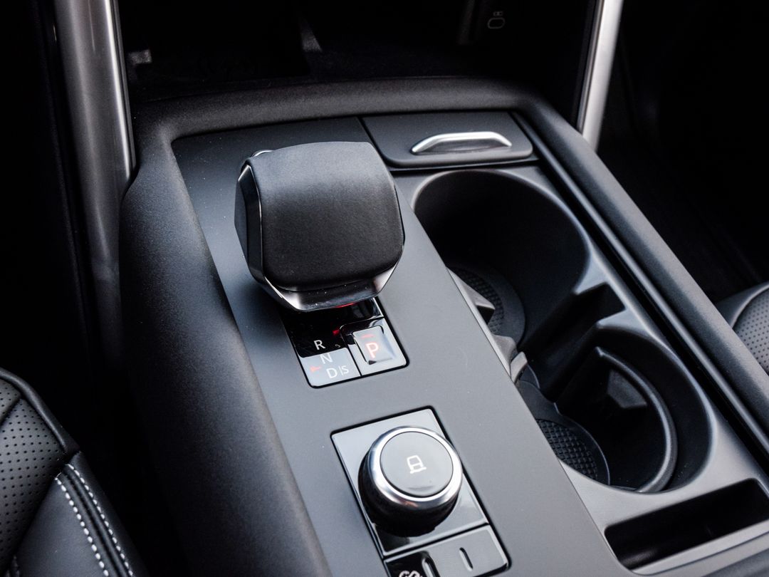 2025 Land Rover Discovery P360 Dynamic SE, Toronto, Cash