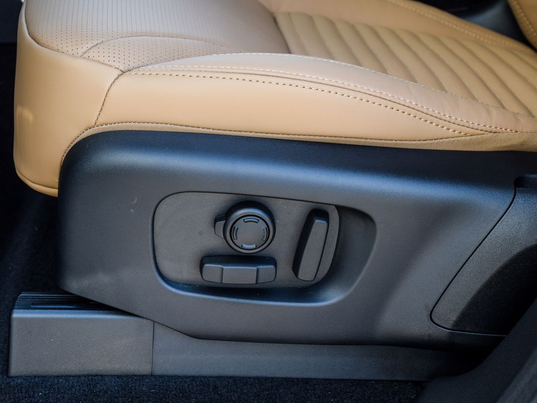 2025 Land Rover Discovery P360 Dynamic SE, Toronto, Cash