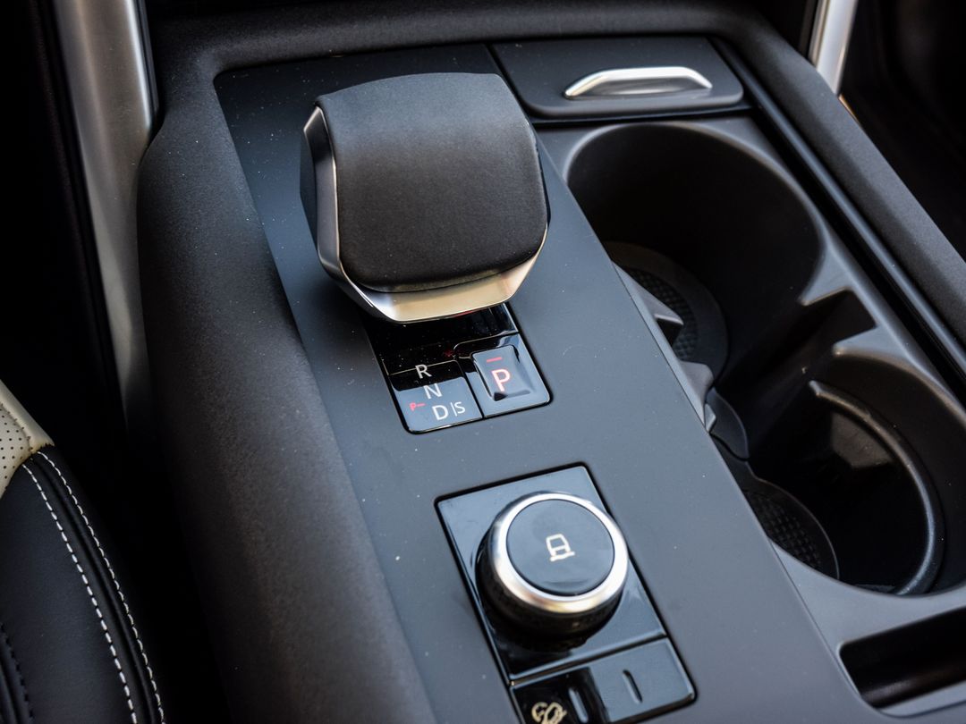 2025 Land Rover Discovery P360 Dynamic SE, Toronto, Cash