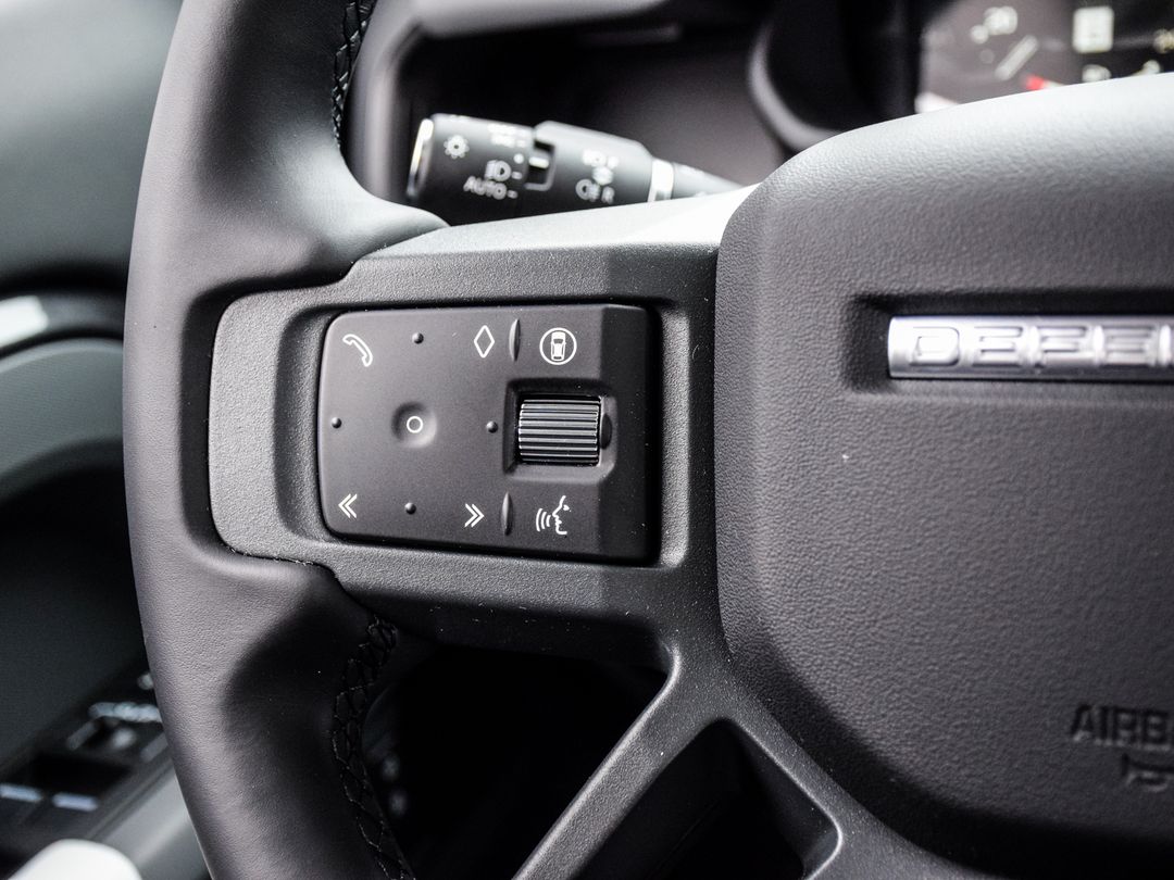 2025 Land Rover Defender 110 P400 X-Dynamic SE, Toronto, Cash