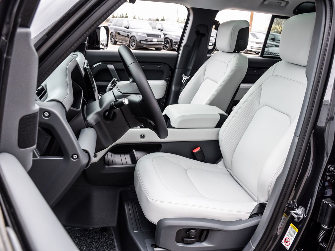 2025 Land Rover Defender 110 P400 X-Dynamic SE, Toronto, Cash