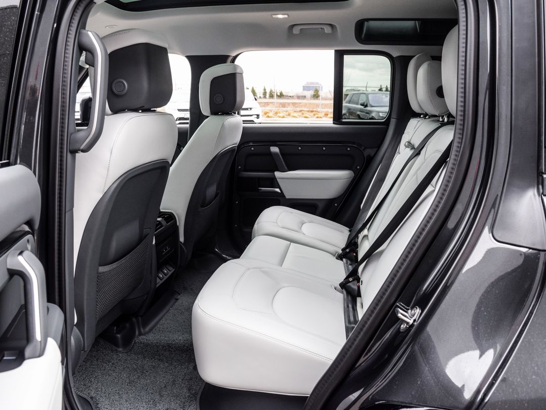 2025 Land Rover Defender 110 P400 X-Dynamic SE, Toronto, Cash