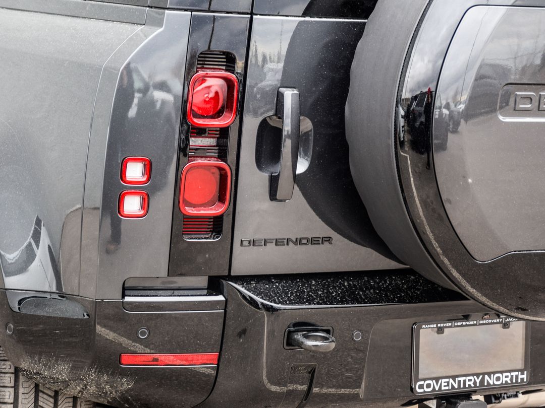 2025 Land Rover Defender 110 P400 X-Dynamic SE, Toronto, Cash