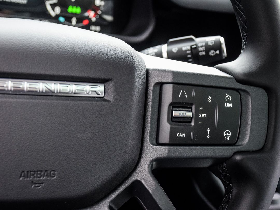 2025 Land Rover Defender 110 P400 X-Dynamic SE, Toronto, Cash