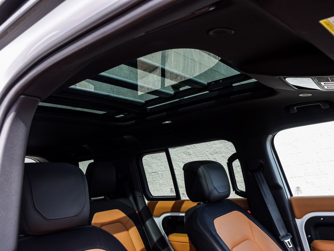 2024 Land Rover Defender 110 P400 X-Dynamic SE, Toronto, Cash